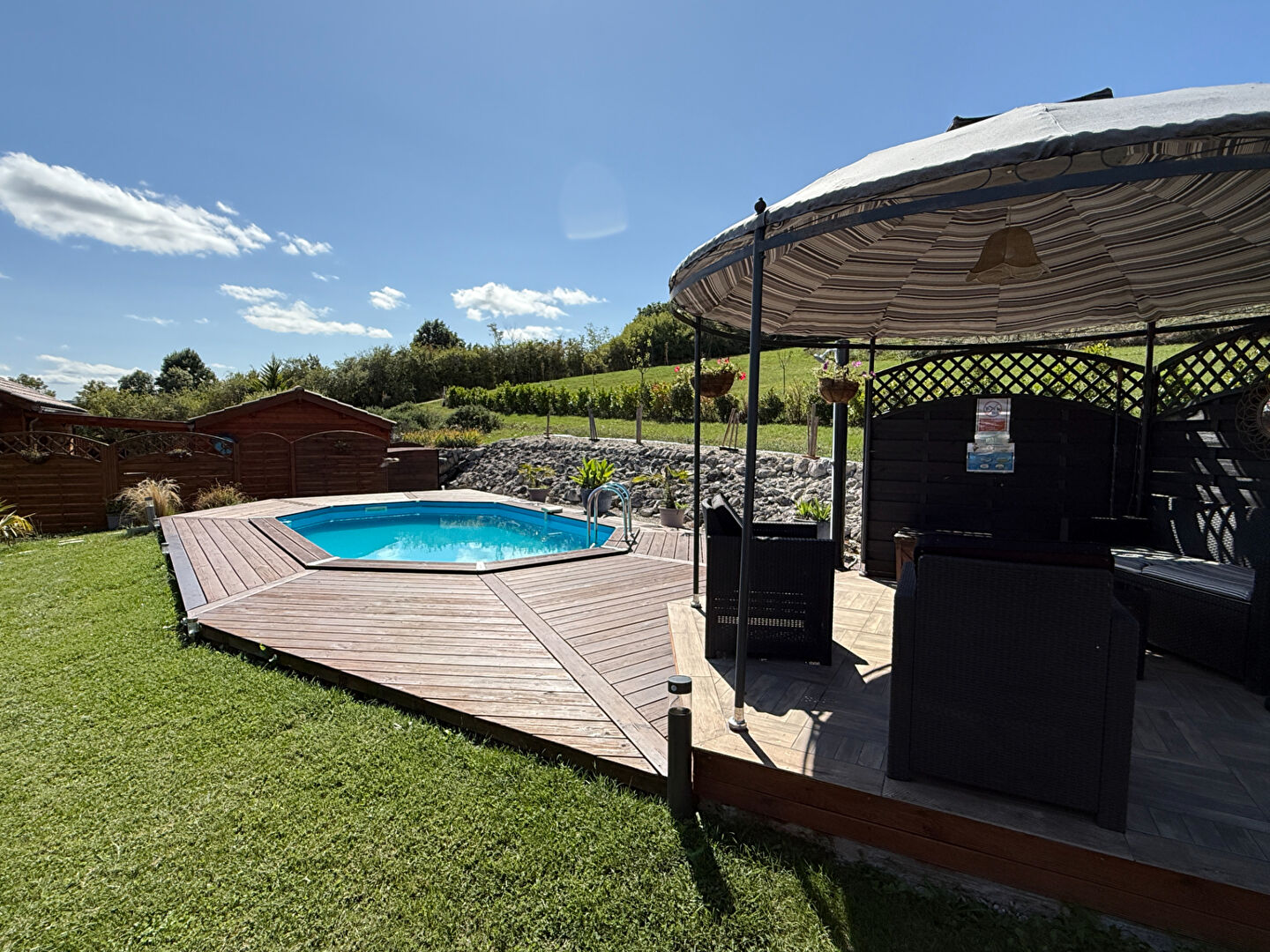 Photo Ensemble de 3 chalets en bois, site de villégiature avec piscine image 5/6