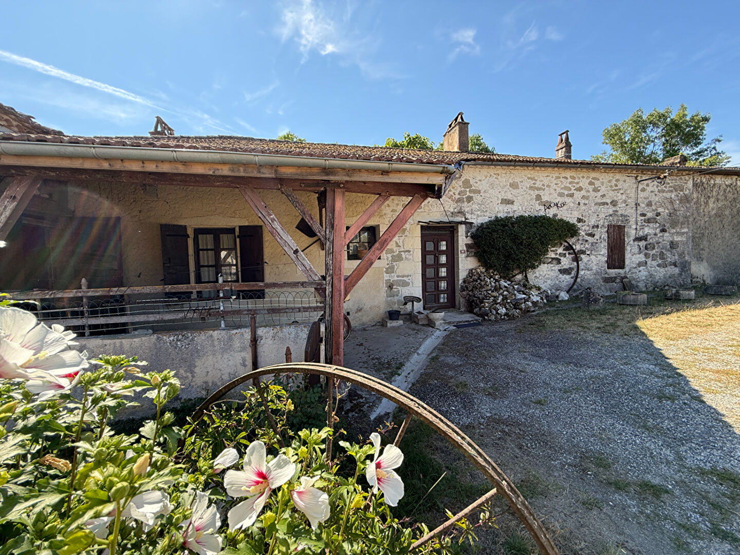 Maison en pierre avec dépendance attenante