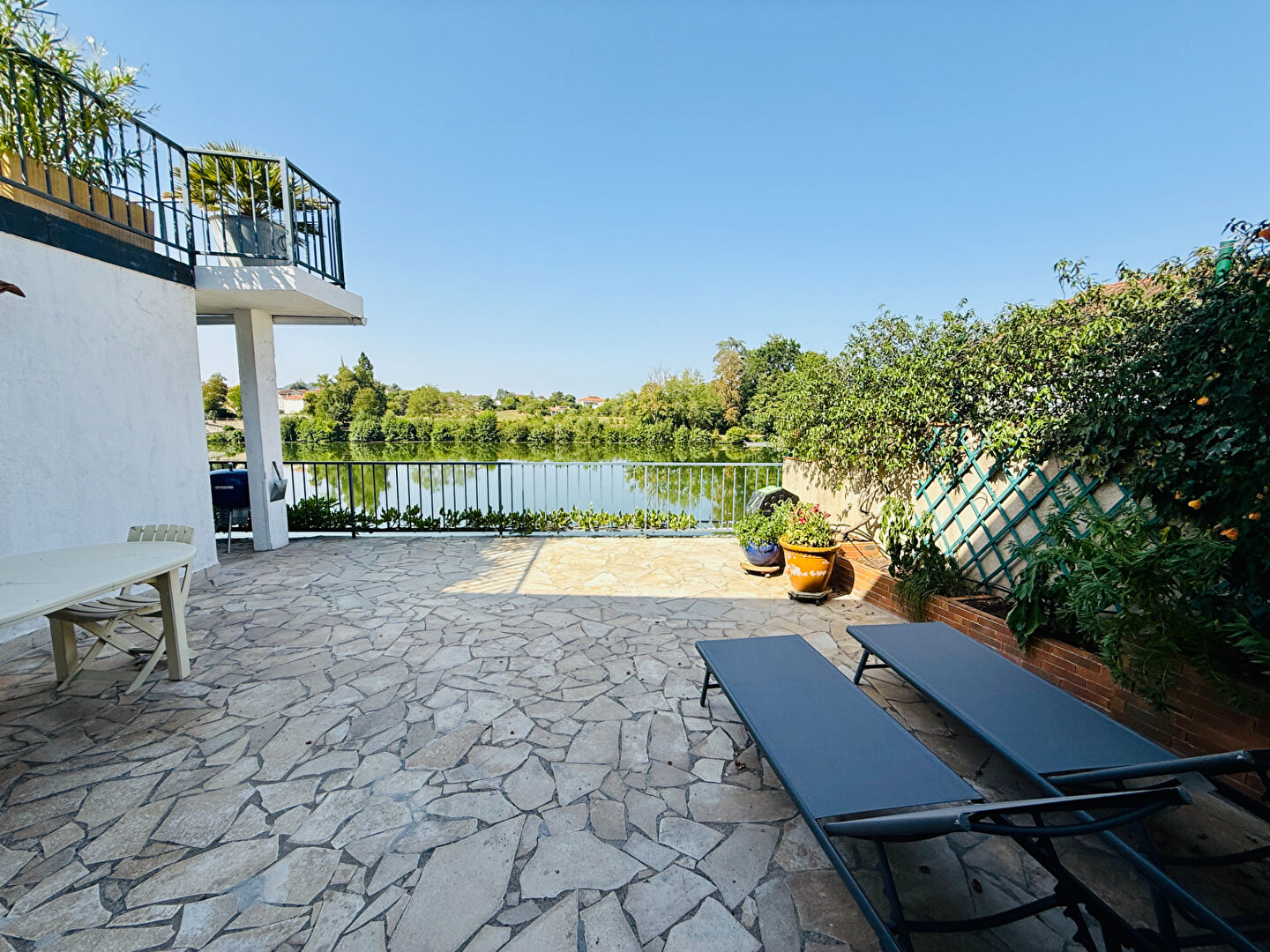 Photo Maison de ville en pierre vue sur le Lot image 2/6