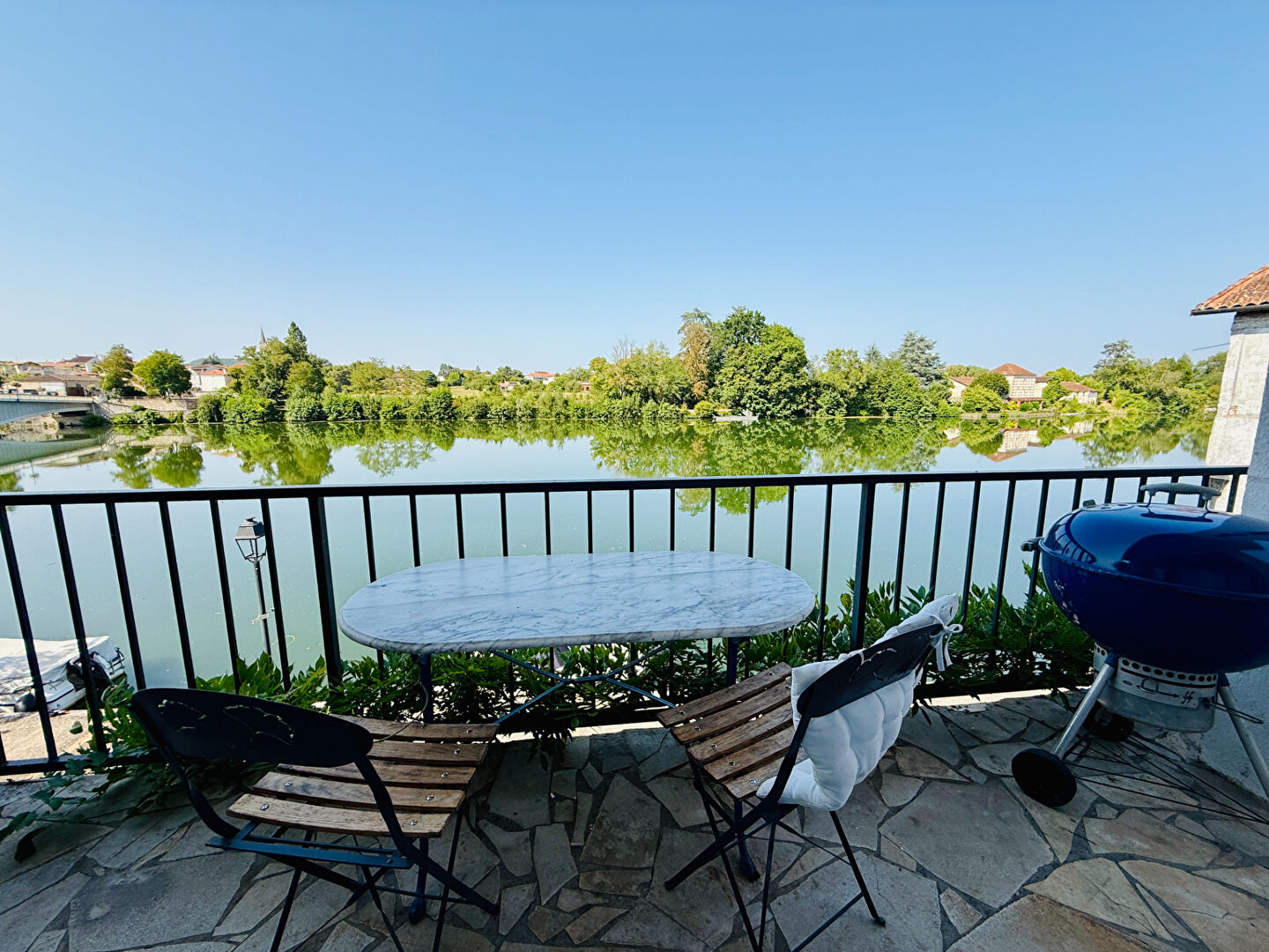 Photo Maison de ville en pierre vue sur le Lot image 3/6