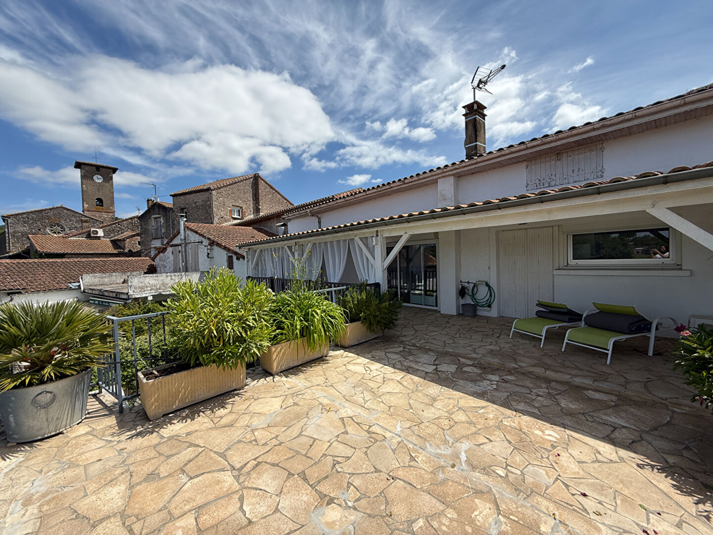 Photo Maison de ville en pierre vue sur le Lot image 4/6