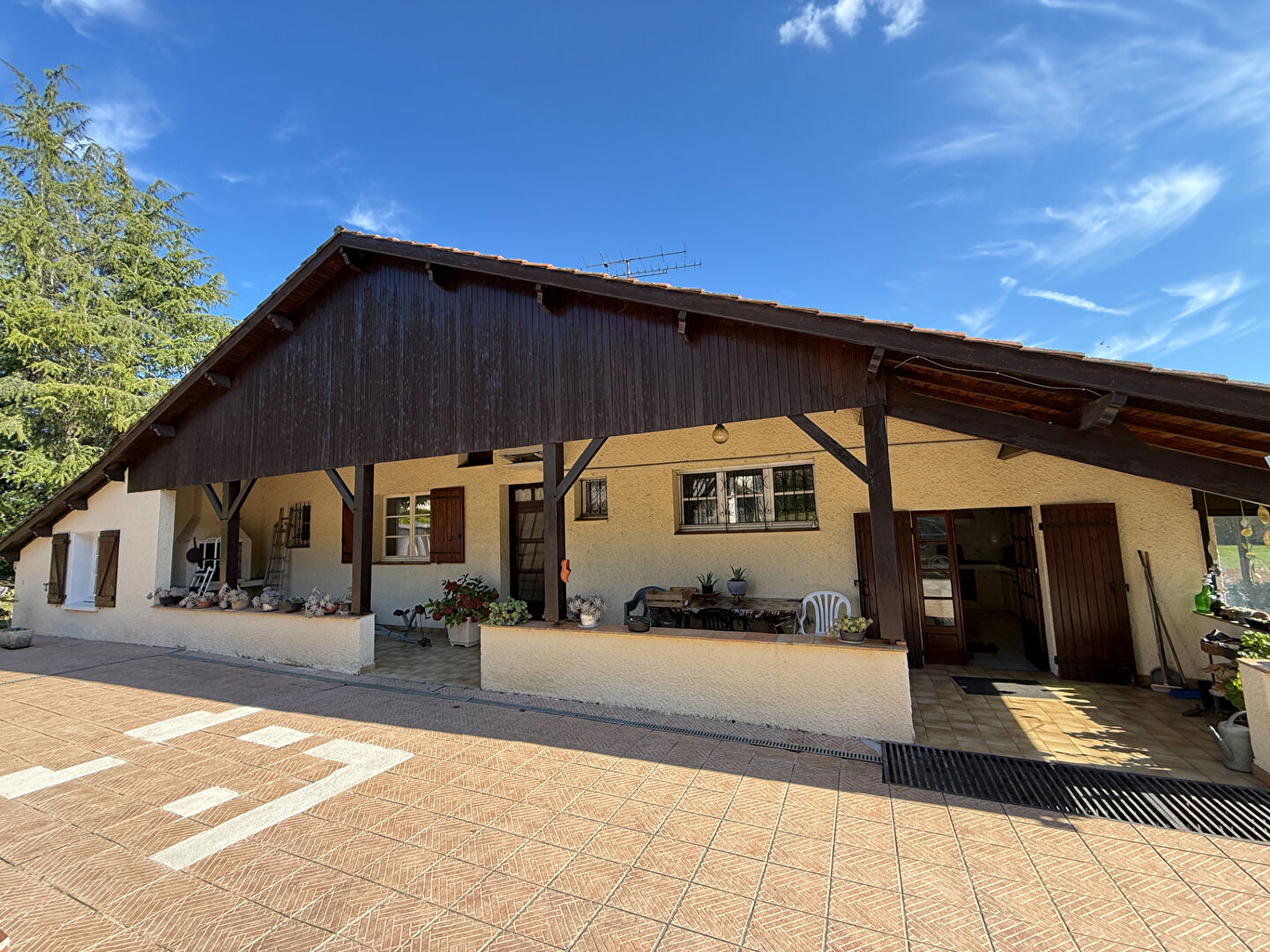 Photo Maison de plain pied - type basque avec grand parc image 2/6