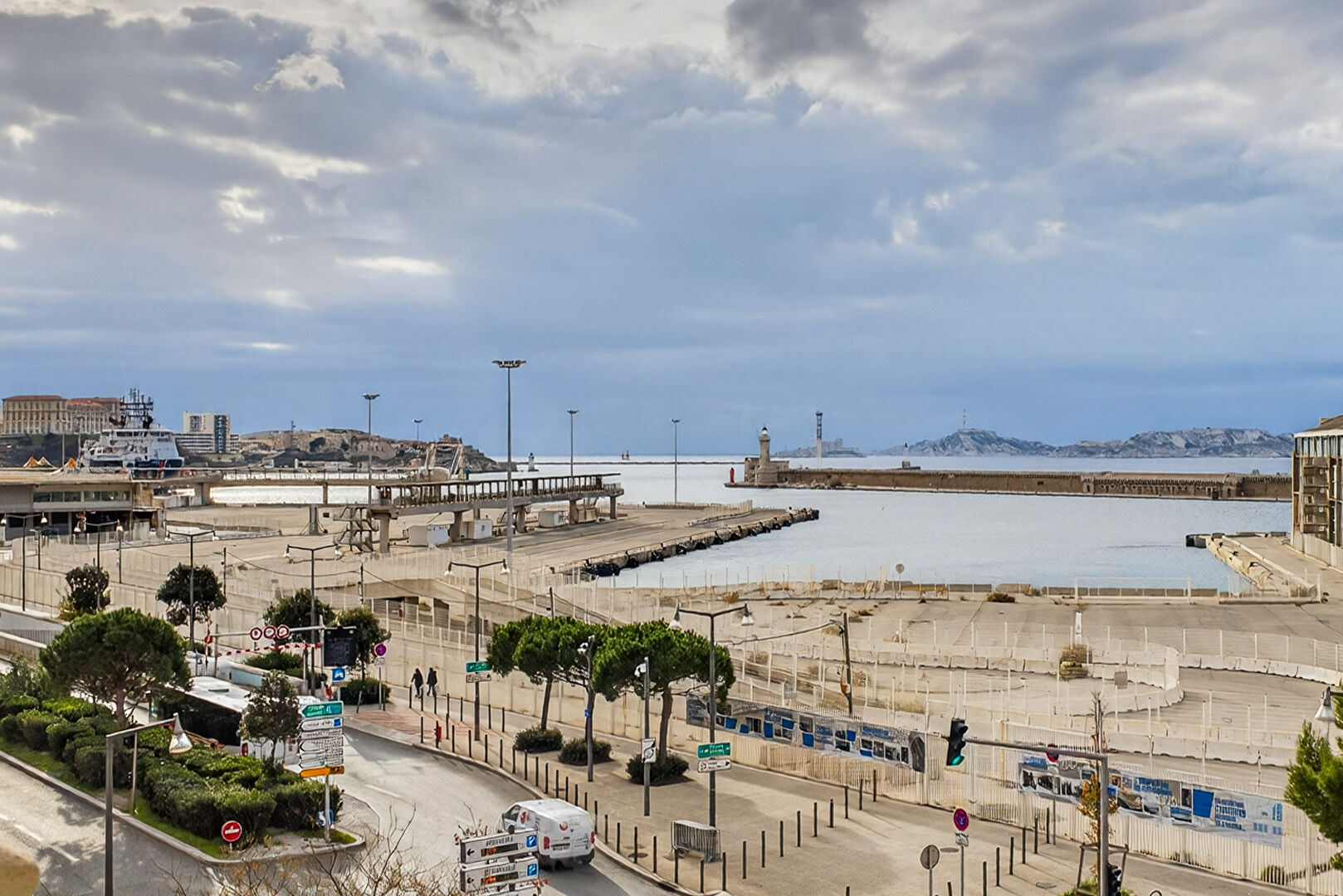 Appartement traversant avec vue mer  Quai de la Joliette/ Au pied de la Major