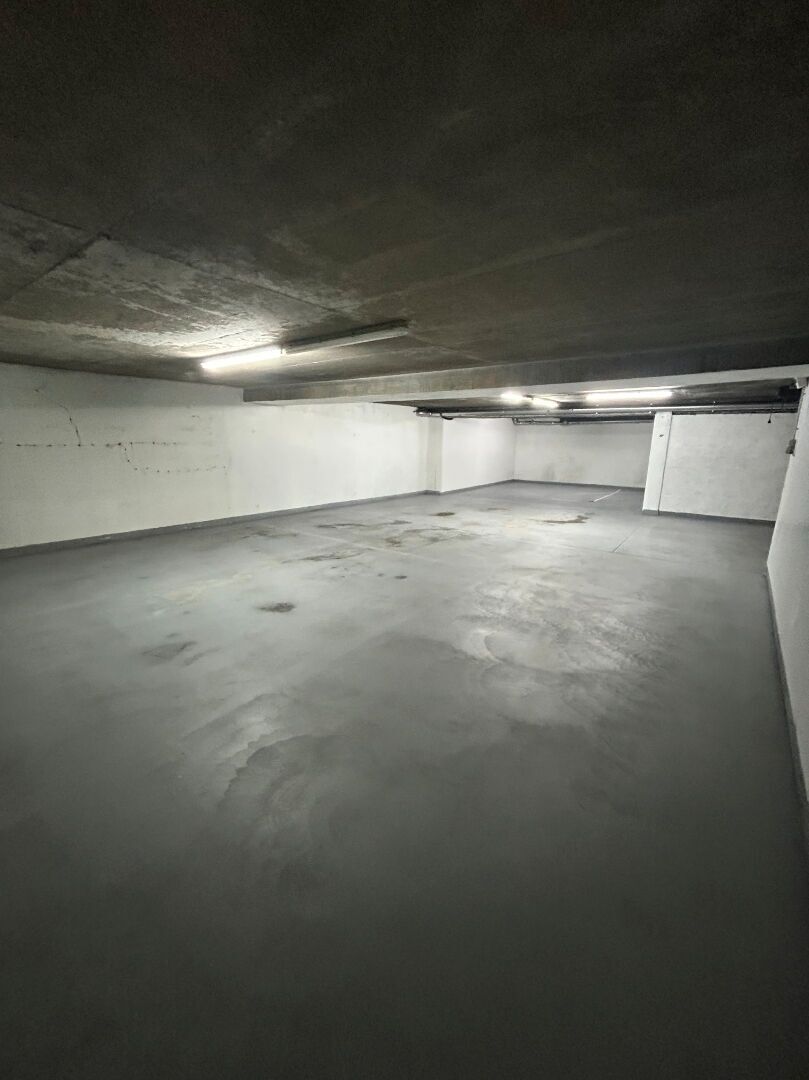 Garage en sous-sol  fermé pour 5 places de stationnement dans résidence sécurisée