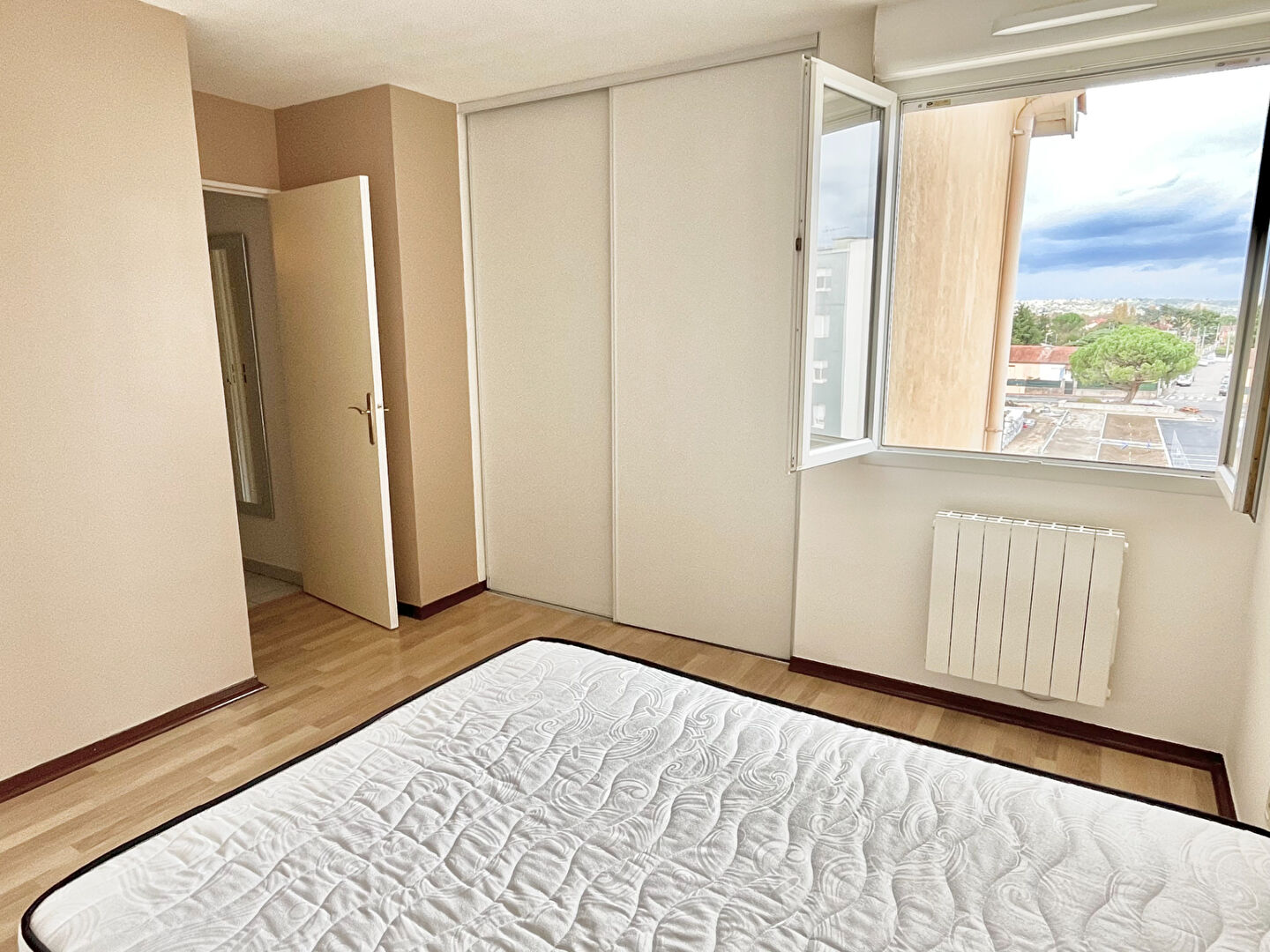 Découvrez ce joli T2 de 46,6 m² à Décines-Charpieu, Place de la Libération