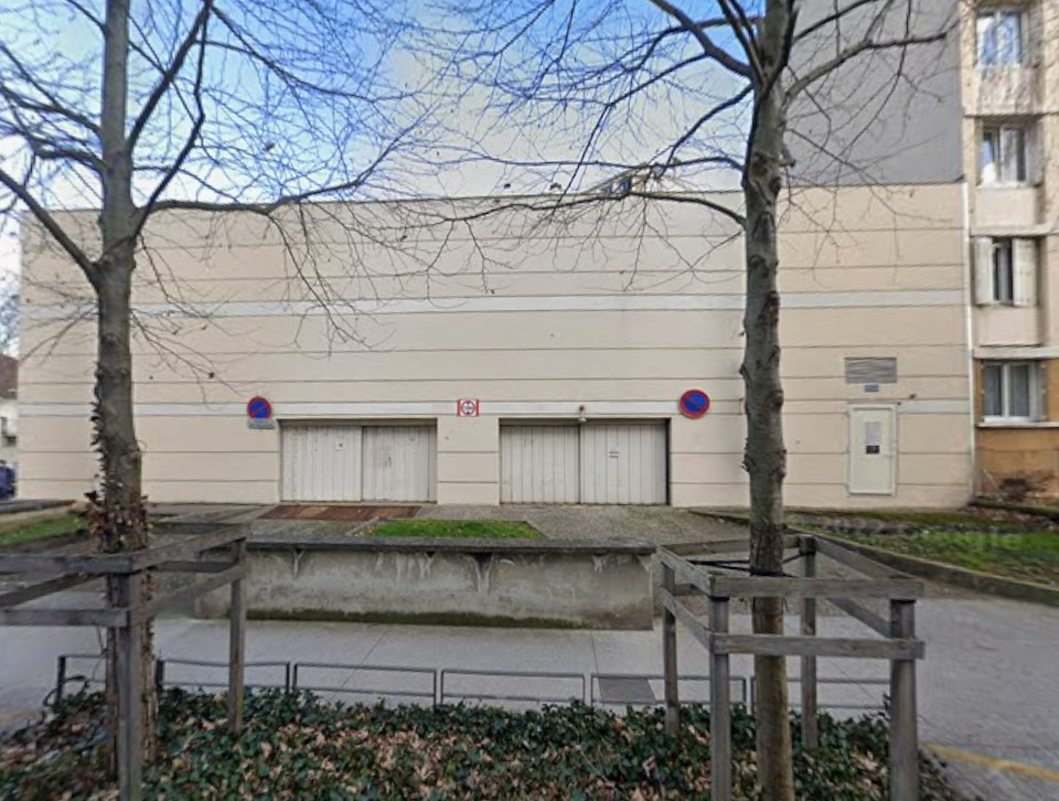 Place de stationnement - Pied du Metro Cusset