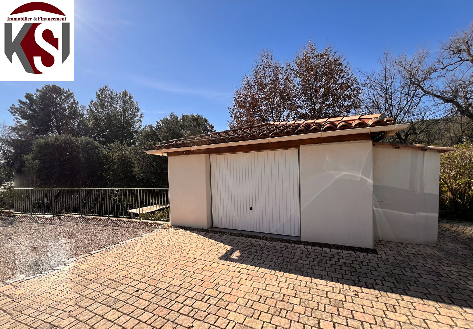 Photo Villa T6 sur 2000 de terrain clos et entièrement paysagé avec piscine et garage image 2/6