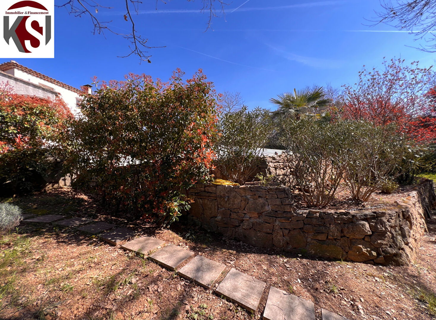 Photo Villa T6 sur 2000 de terrain clos et entièrement paysagé avec piscine et garage image 5/6