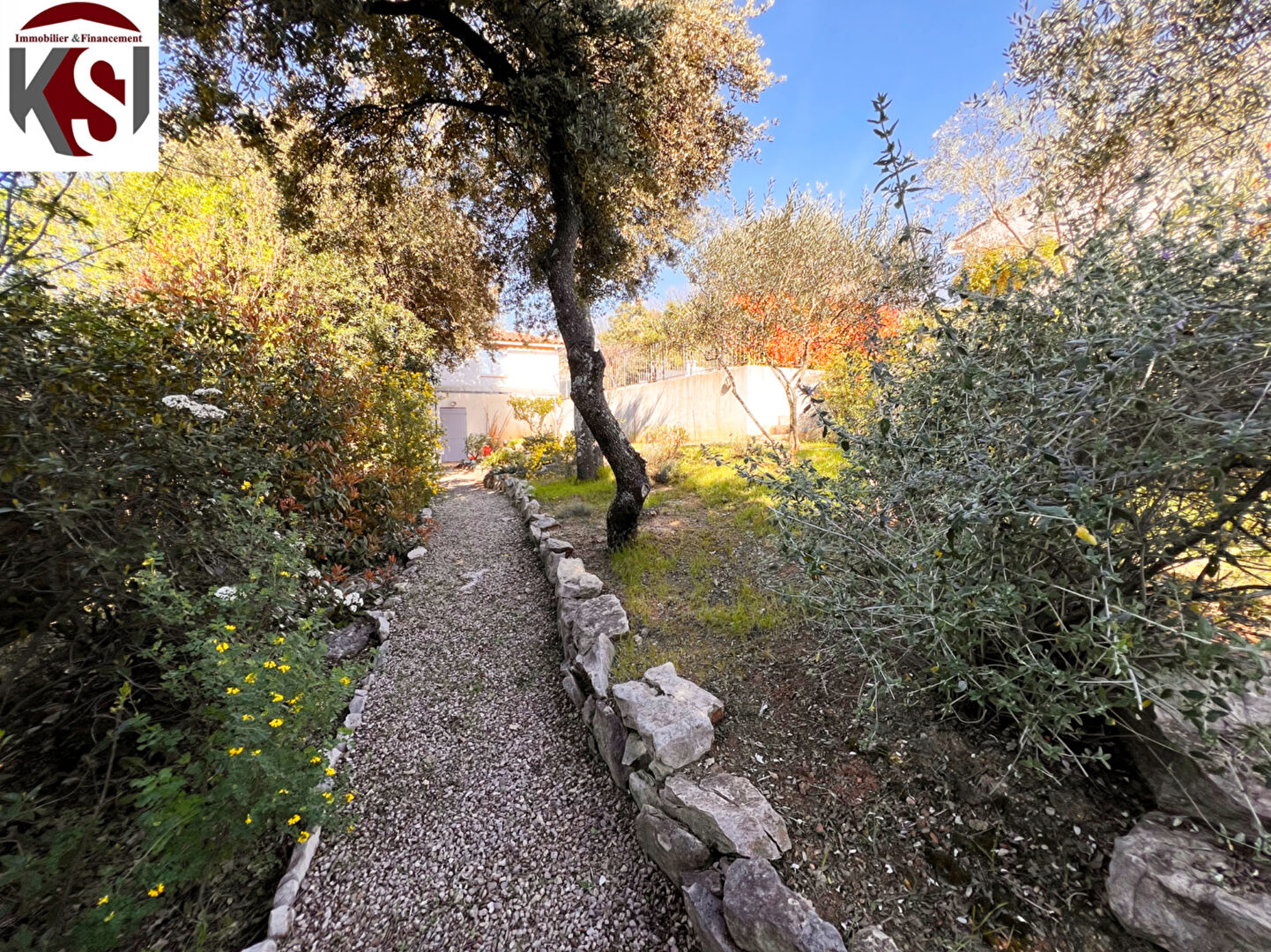 Photo Villa T6 sur 2000 de terrain clos et entièrement paysagé avec piscine et garage image 6/6