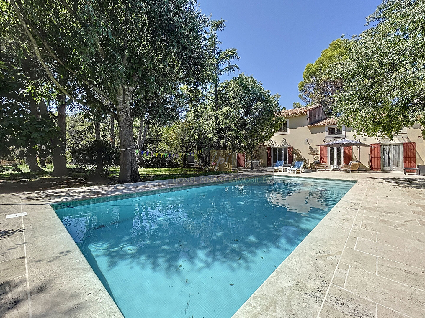 MAS DE VILLE T10 300M² PISCINE GARAGE DEPENDANCES SUR 6600M² DE TERRAIN ARBORE