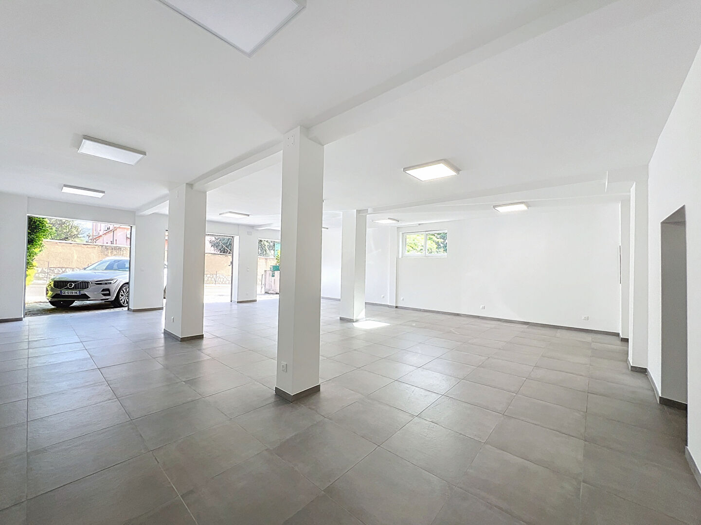Photo Local 130m2 + 3 places de Parking image 2/6