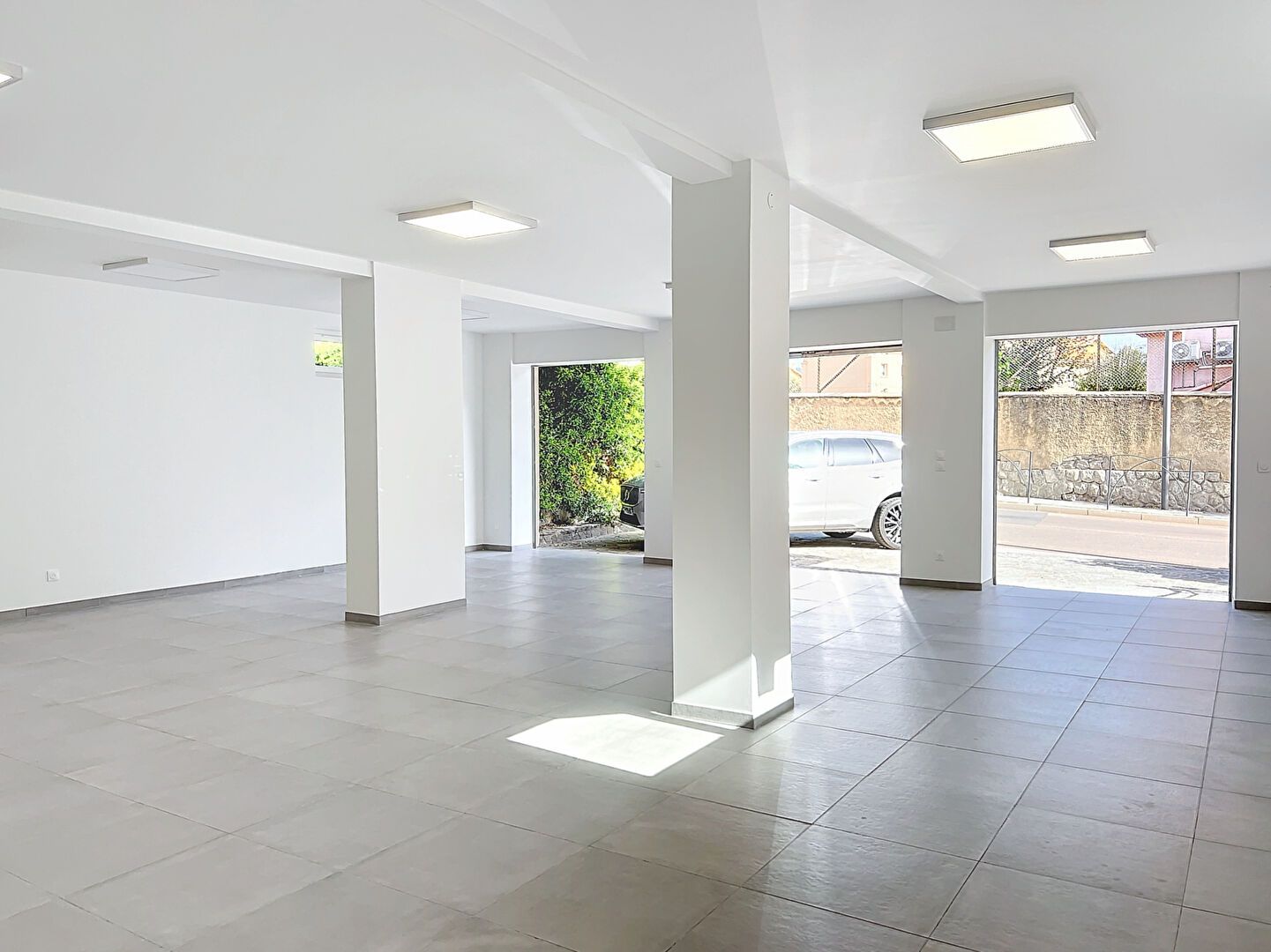 Photo Local 130m2 + 3 places de Parking image 3/6