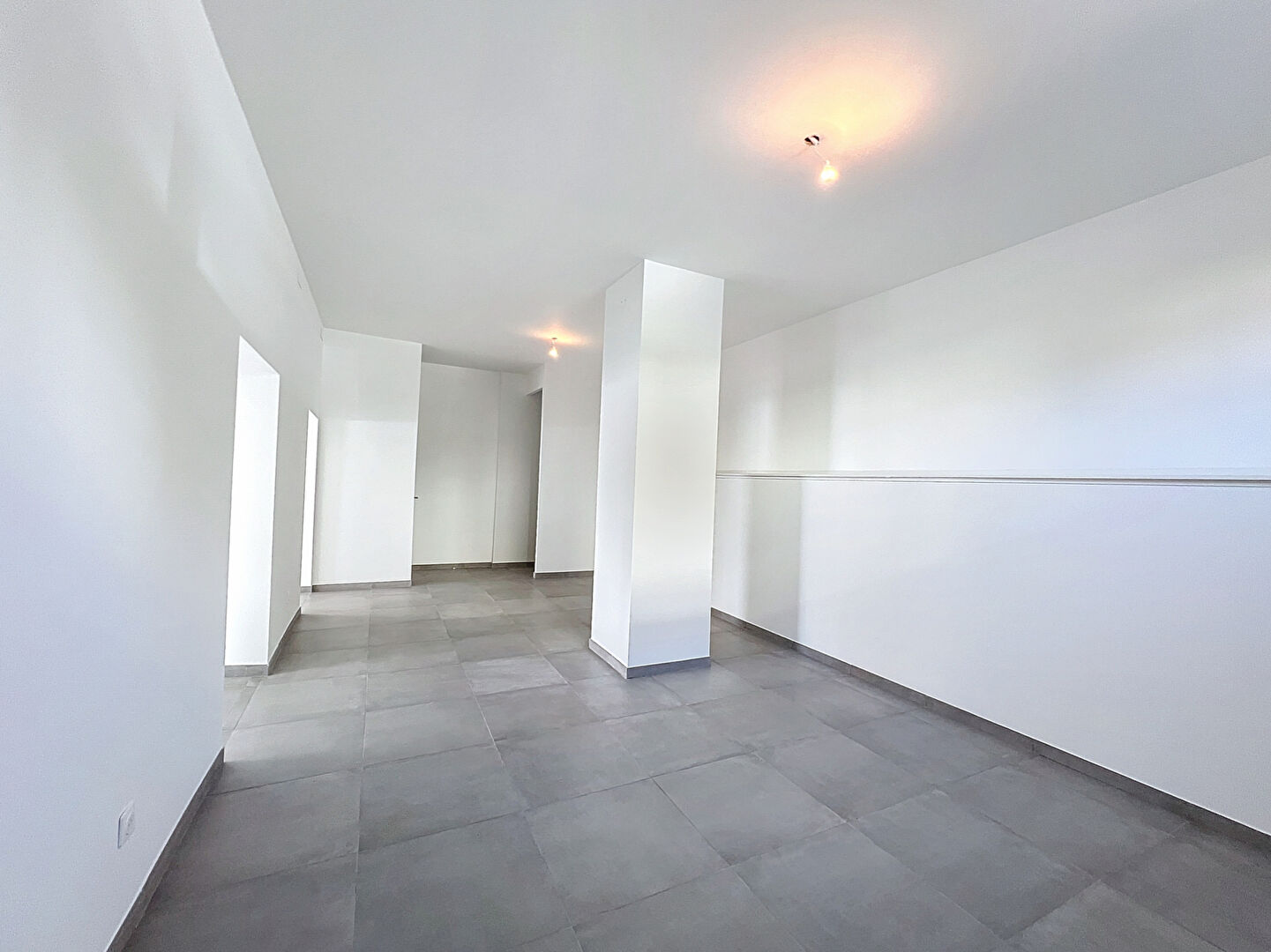 Photo Local 130m2 + 3 places de Parking image 4/6