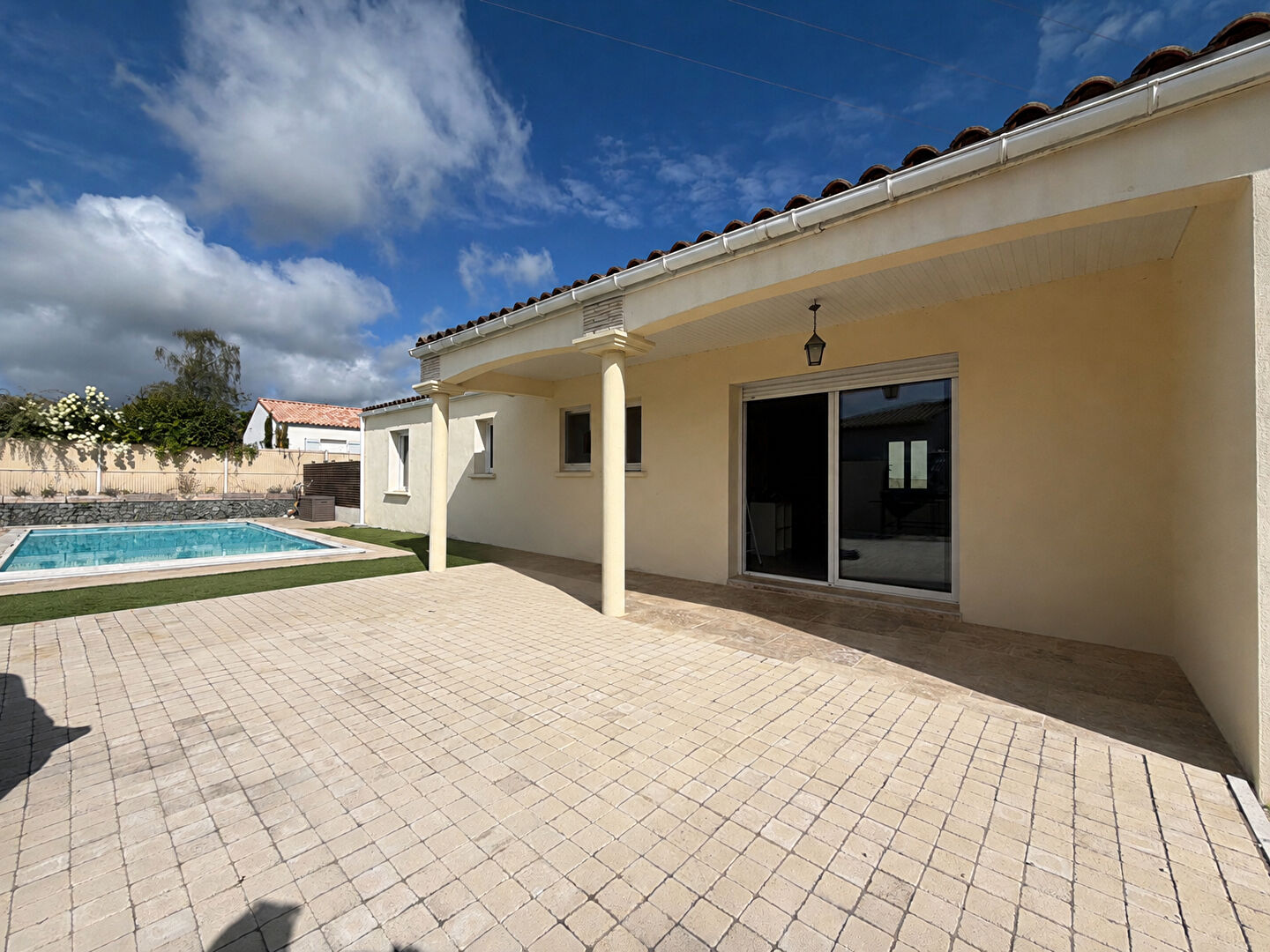 QUARTIER RÉSIDENTIEL - Maison de plain-pied avec terrasses & piscine
