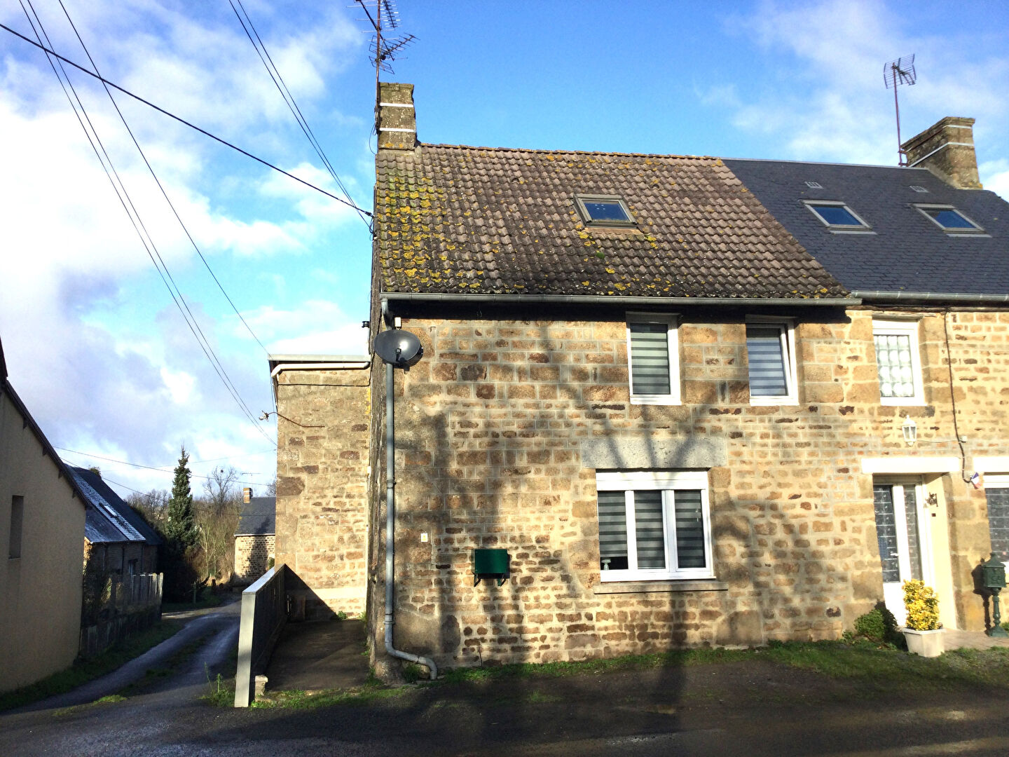 Maison en pierres avec jardin