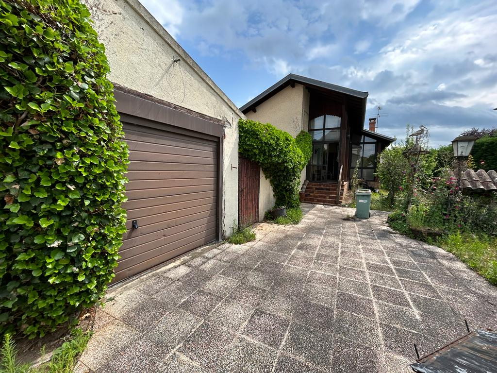 Riorges - maison de 80m² à rénover avec jardin de 547m²