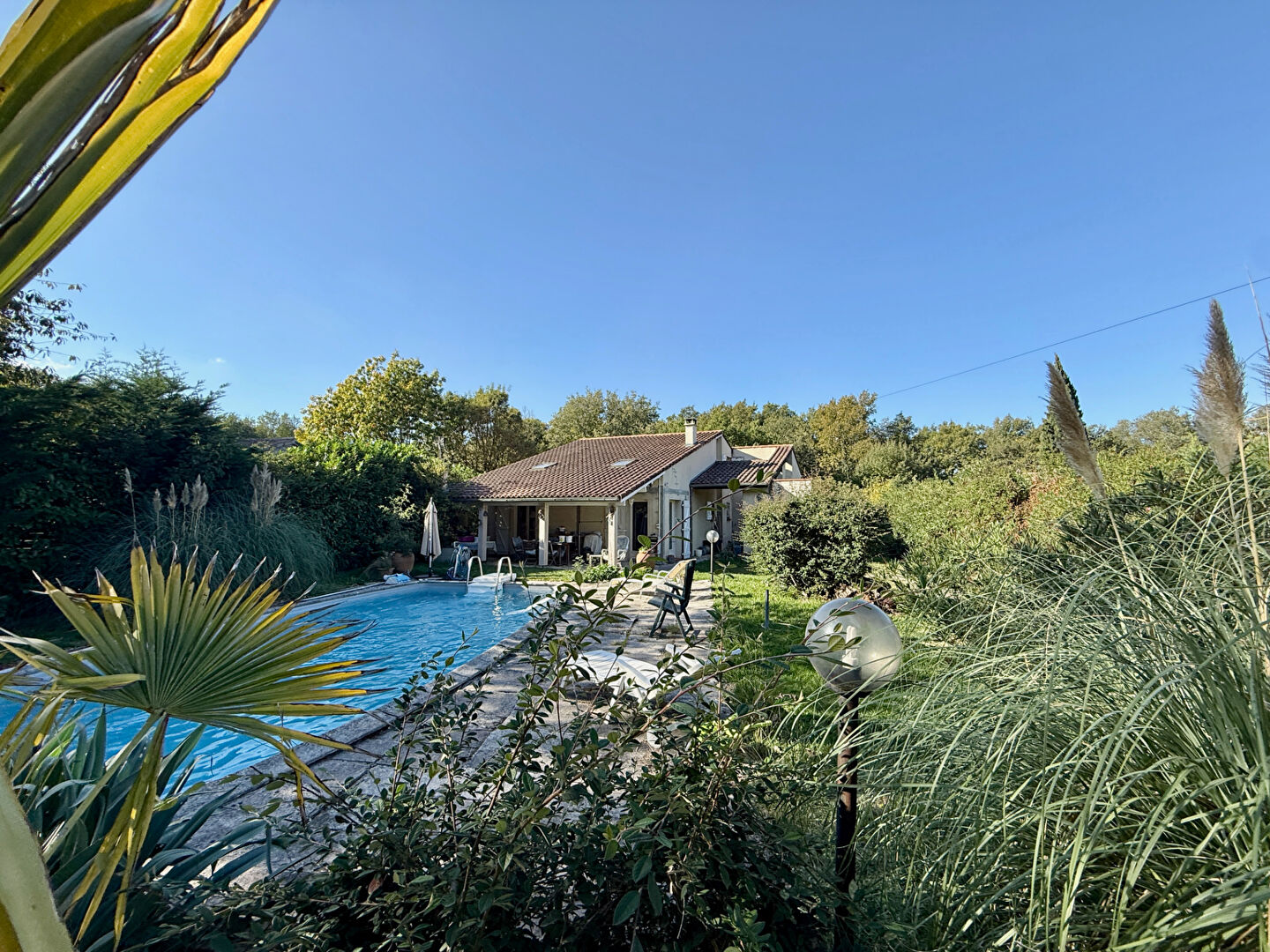 MAURESSAC : Maison T5 avec garages sur terrain de 3443m2.