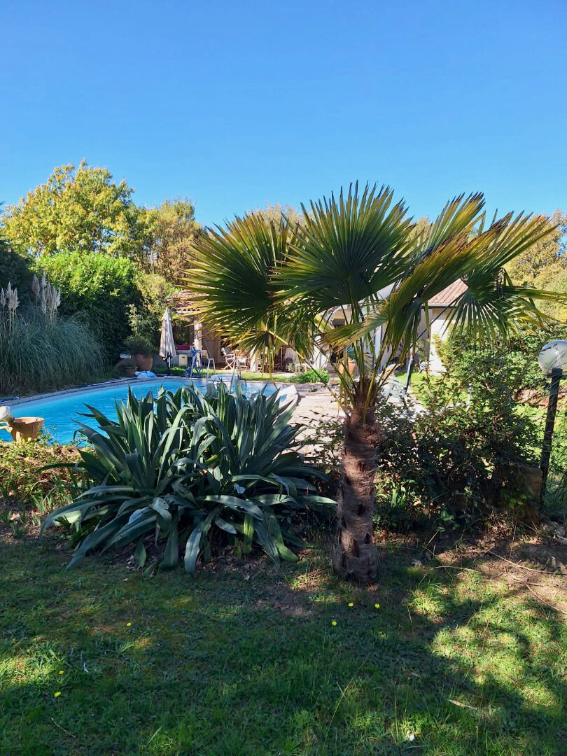 Photo MAURESSAC : Maison T5 avec garages sur terrain de 3443m2. image 2/6