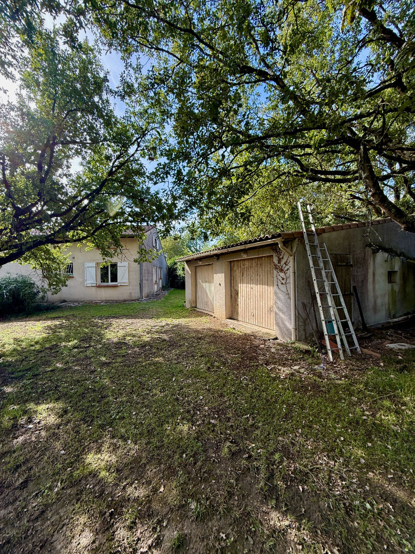 Photo MAURESSAC : Maison T5 avec garages sur terrain de 3443m2. image 3/6