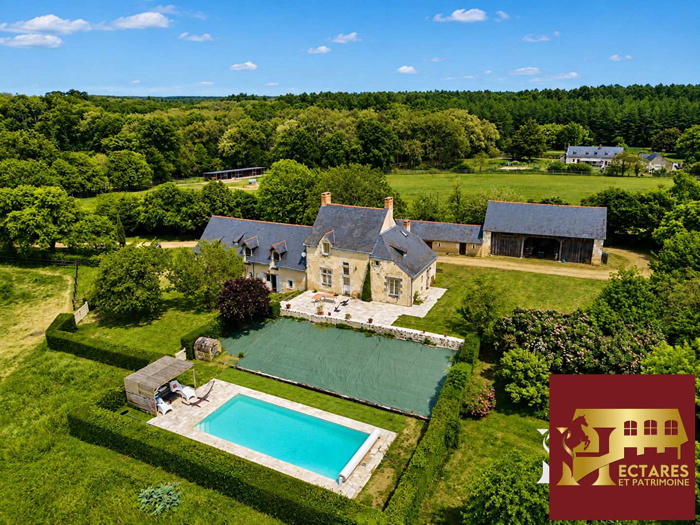 Domaine équestre d'exception aux portes d'Angers . Trois habitations, installations équestres