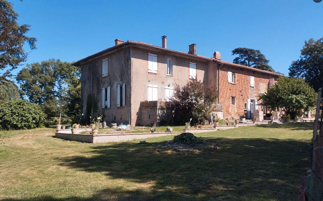 DEMEURE DE CARACTÈRE AVEC GÎTE ENV. 280 M² HABITABLES 2,3 HA