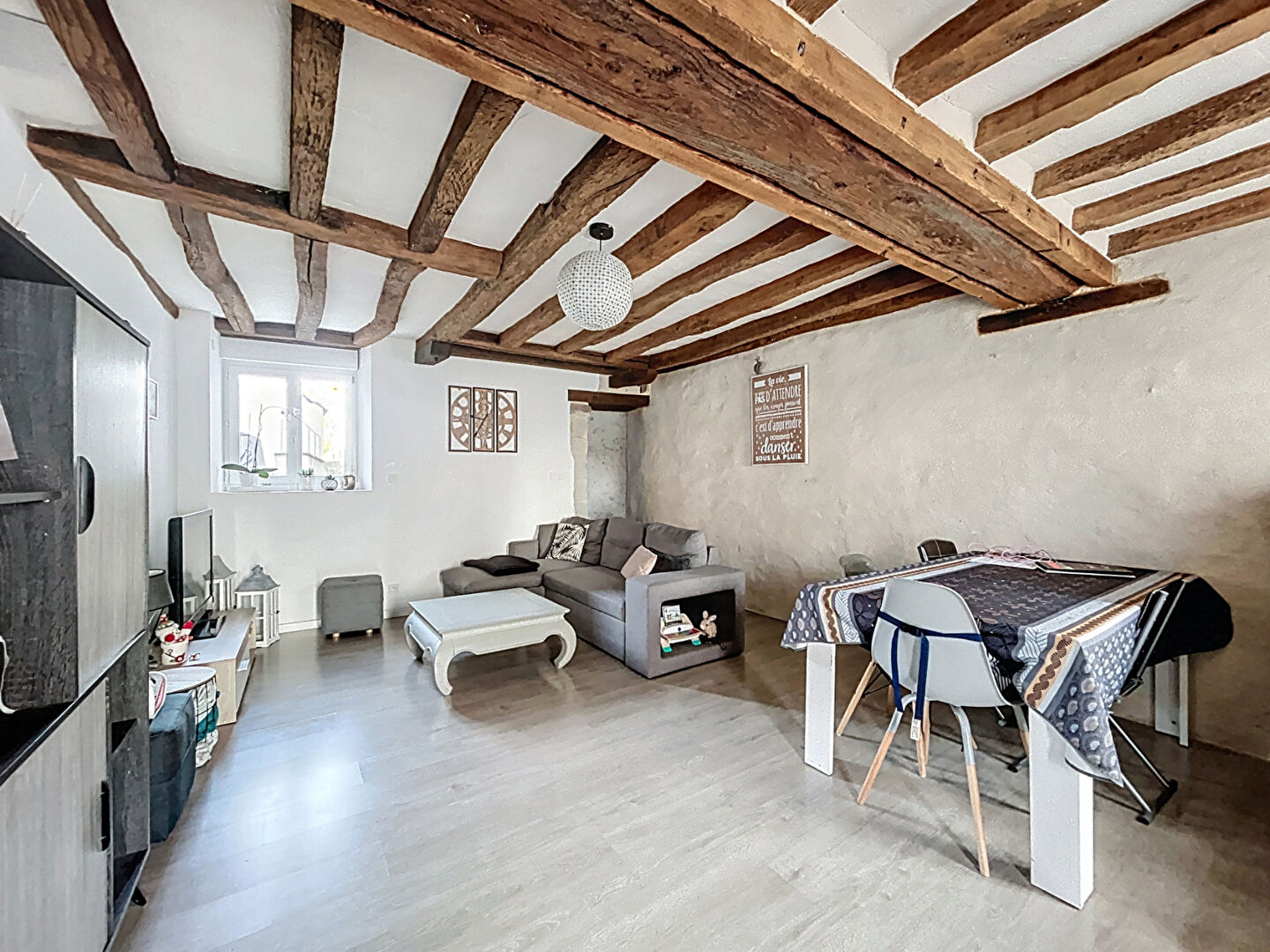 Chateauneuf sur Sarthe Maison de bourg avec cachet 3 chambres terrasse et cave