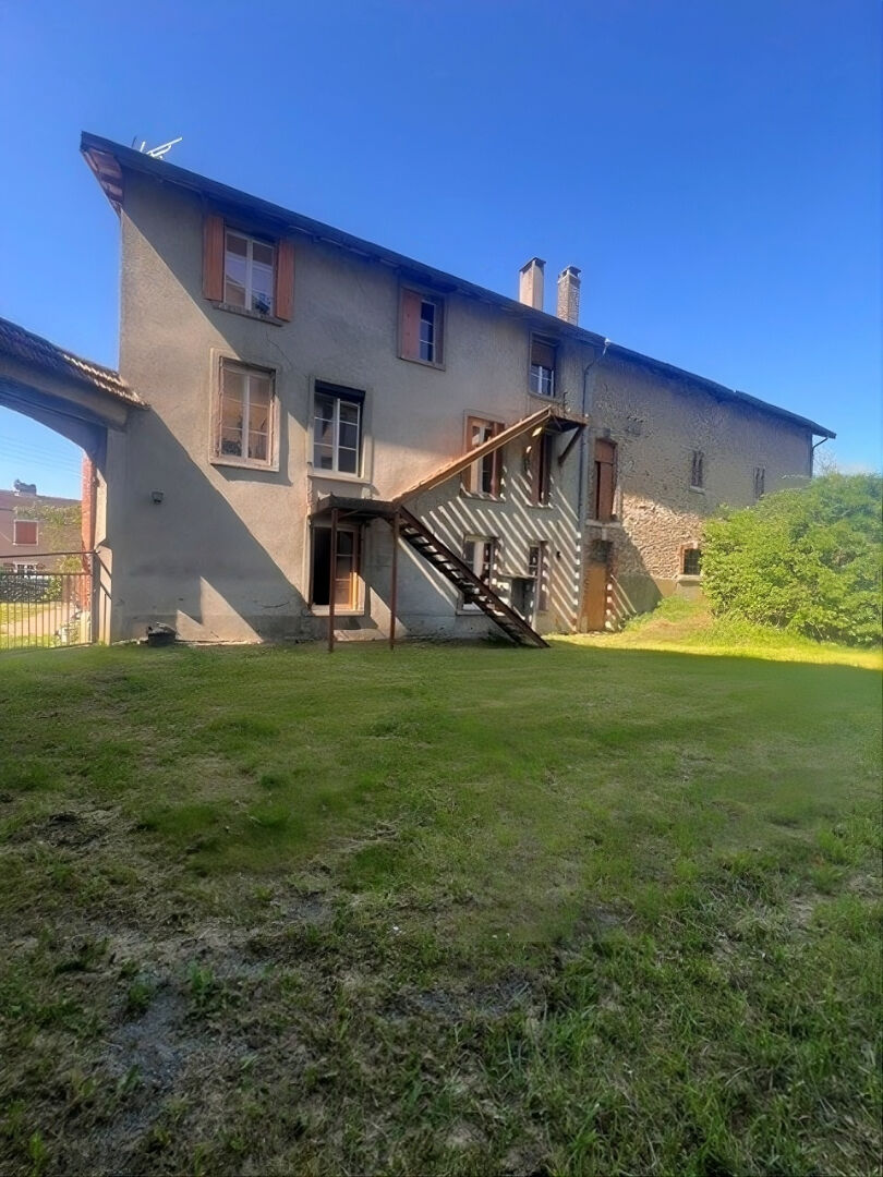 Un immeuble composé de 8 logements à Haroué
