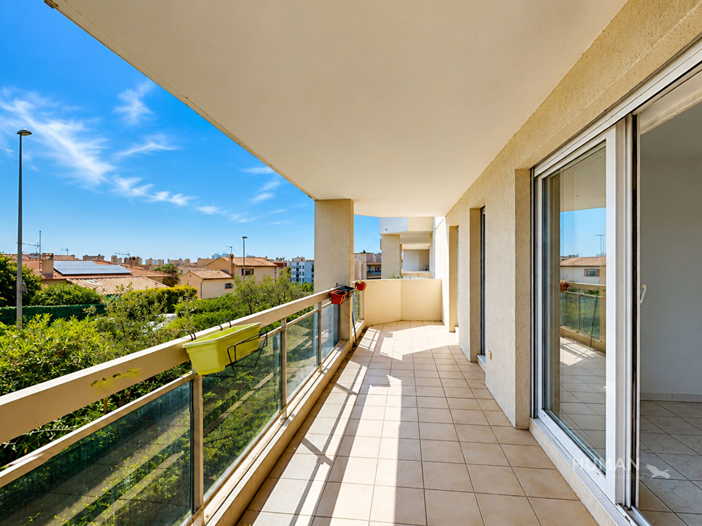Grand 2 pièces avec terrasse de 16 m², garage et cave