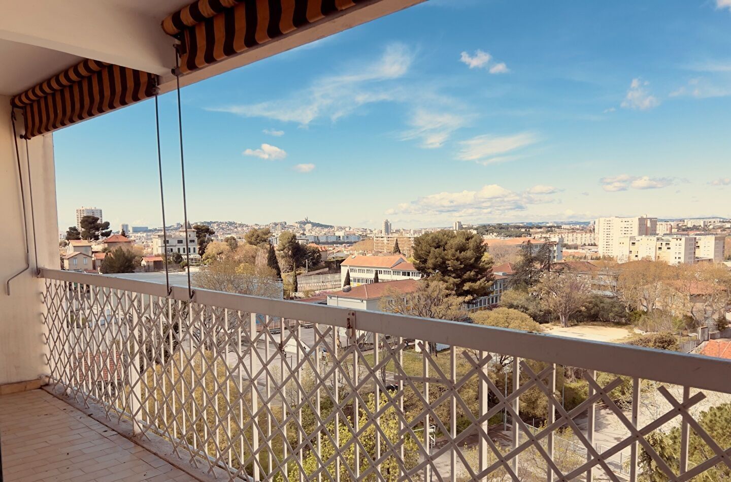 A louer : Appartement 5 pièces de 91 m2 avec Balcon, vue Panoramique. Marseille 10ème