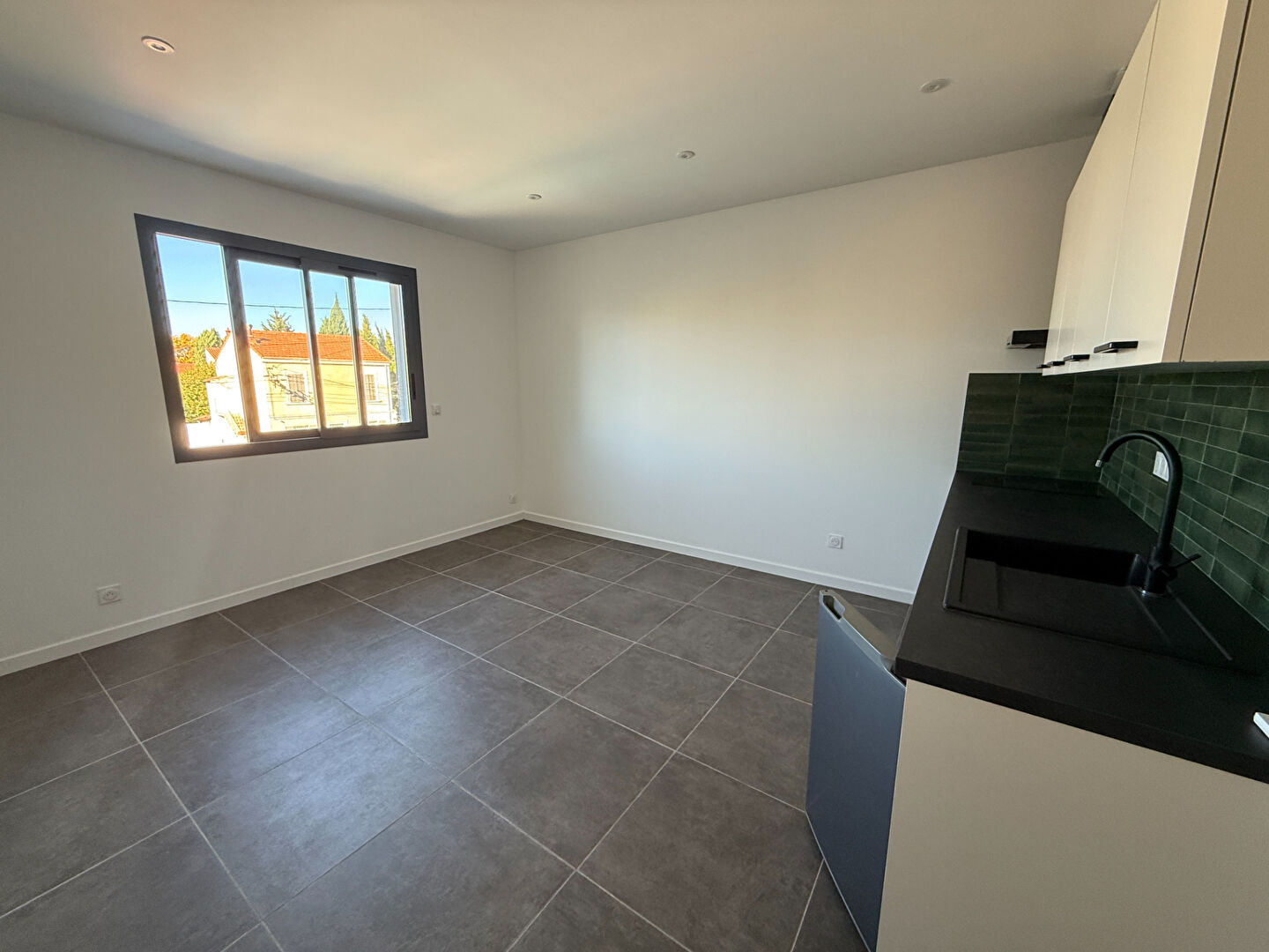 A louer : Appartement beau Studio neuf Marseille 13012  avec parking en haut de villa