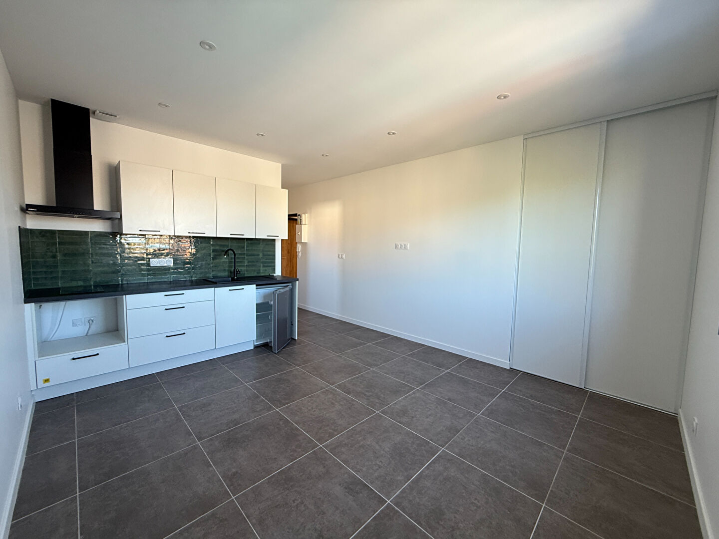 Photo A louer : Appartement beau Studio neuf Marseille 13012  avec parking en haut de villa image 2/5