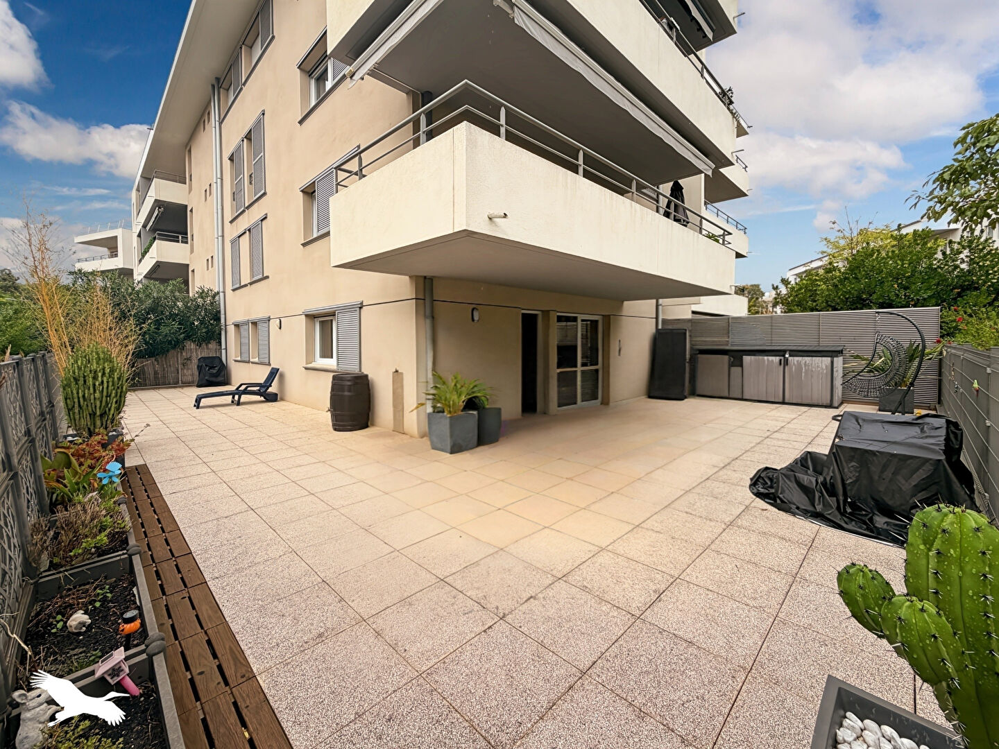 A VENDRE - LA CIOTAT - 13600 - APPARTEMENT REZ DE JARDIN - 3 CHAMBRES - TERRASSE - PARKINGS - CALME