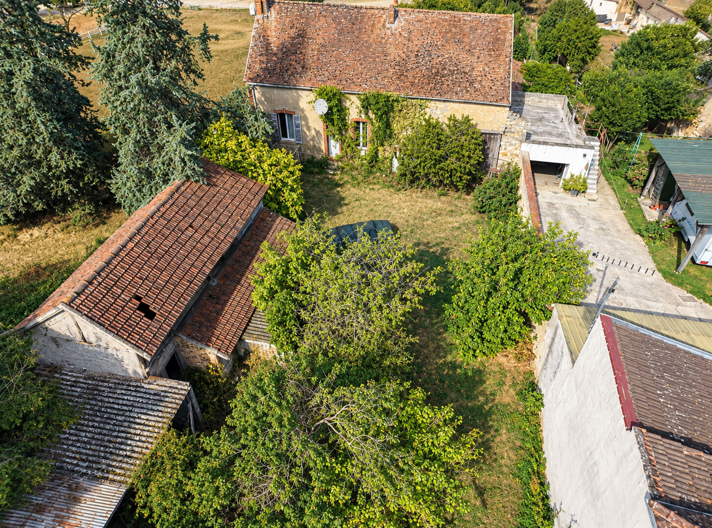 VARENNES SUR SEINE 2 MAISONS AVEC DEPENDANCES ENTIEREMENT A RENOVER SUR 835 M2 CLOS
