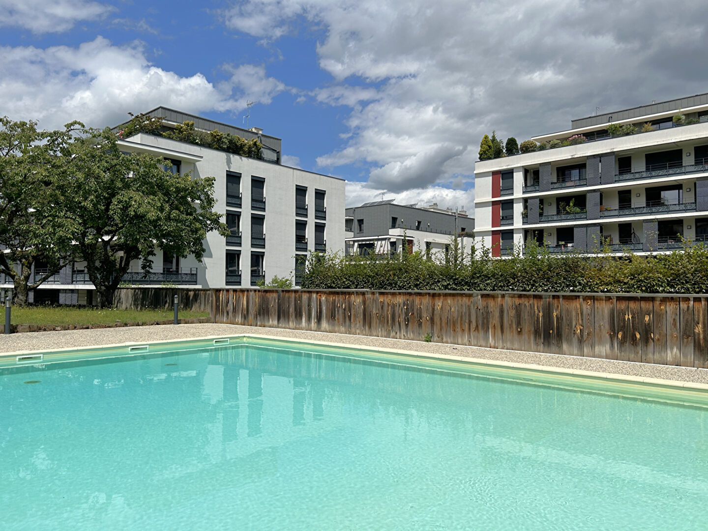 T2 MEUBLE AVEC TERRASSE ET GARAGE DOUBLE EN SOUS-SOL DANS RESIDENCE DE STANDING AVEC PISCINE