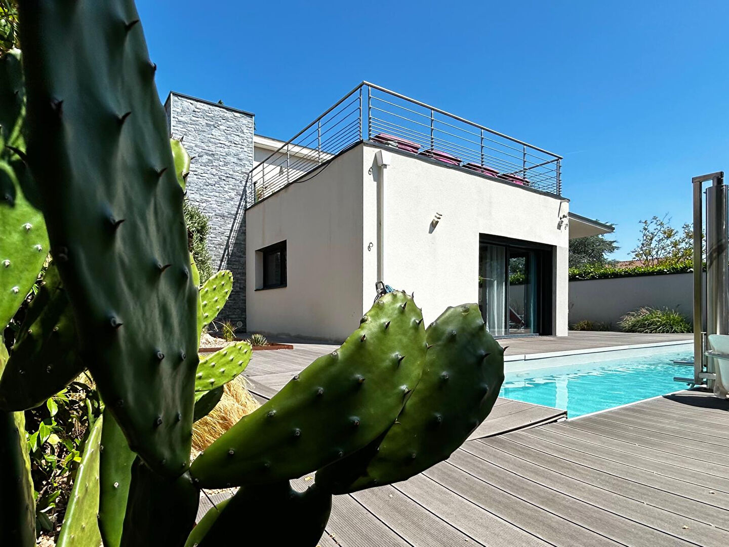 VILLA CONTEMPORAINE SUPER EQUIPEE DANS SECTEUR TRES RESIDENTIEL