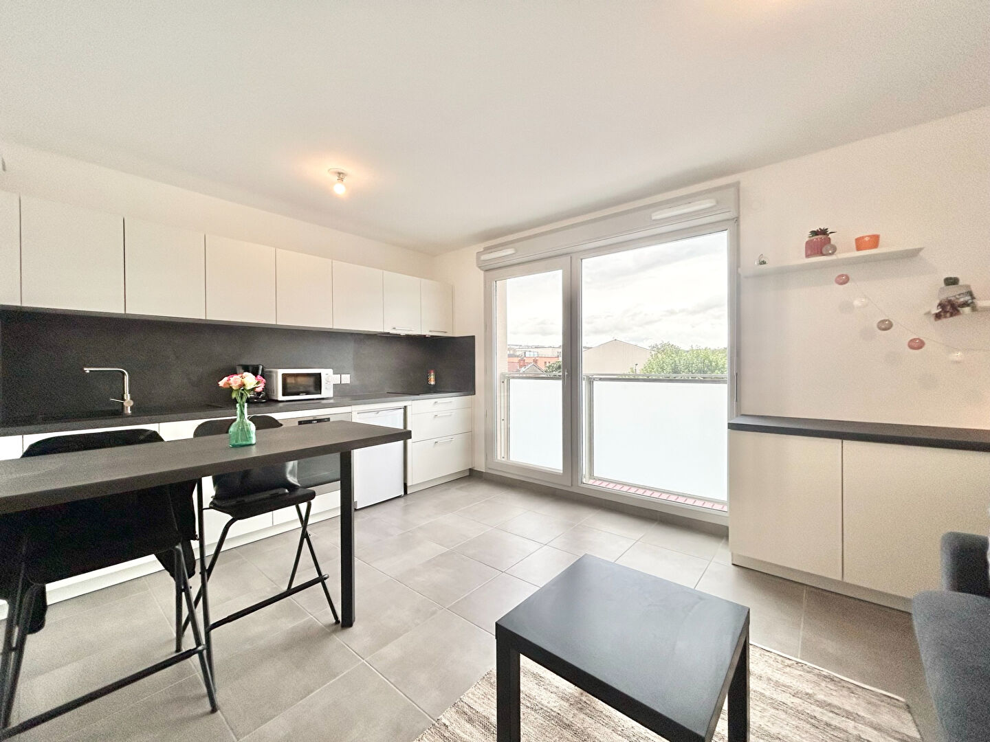 APPARTEMENT RECENT ET MEUBLE AVEC PARKING PROCHE METRO B