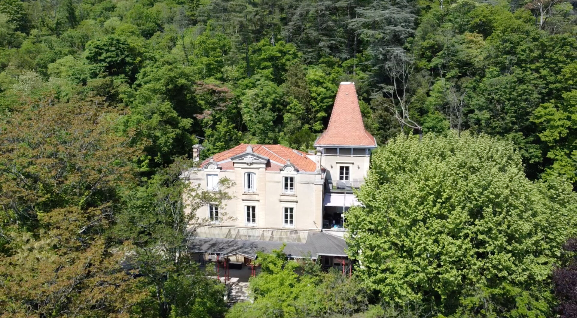 APPARTEMENT D'EXCEPTION DE 145m² EN REZ DE JARDIN DE BATISSE