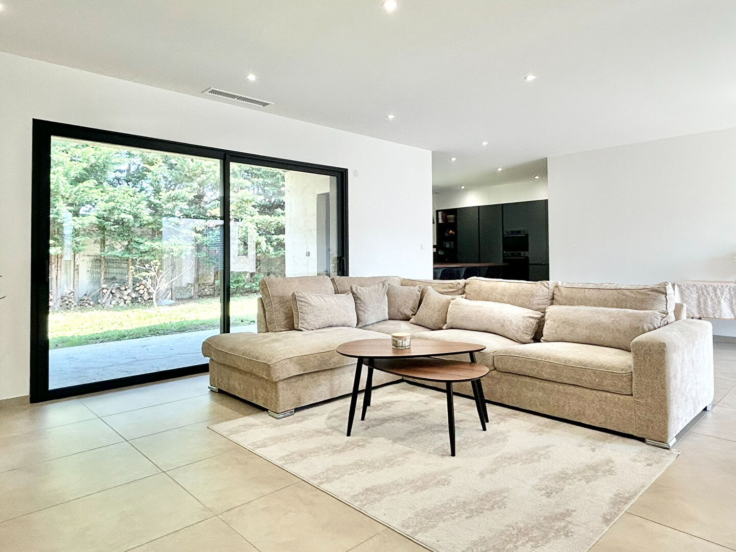 VASTE VILLA RECENTE DE PLAIN PIED AU STYLE RAFFINE ET ACTUEL