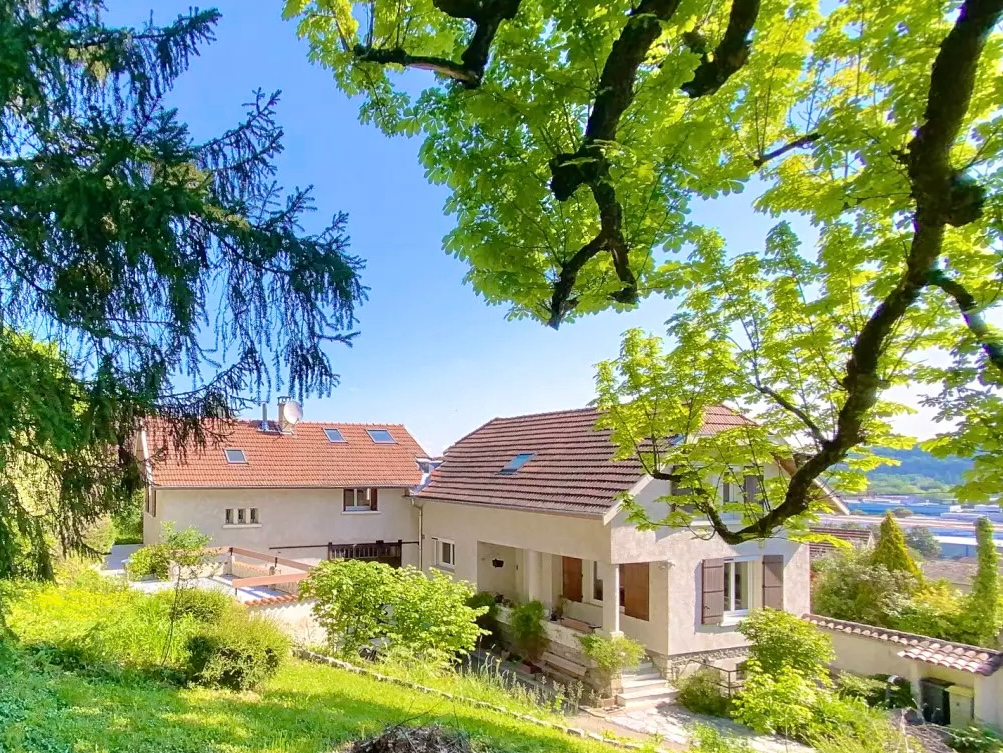 GRANDE VILLA RENOVEE 205 m² + ANNEXES 155 m² EN LISIERE DE BOIS