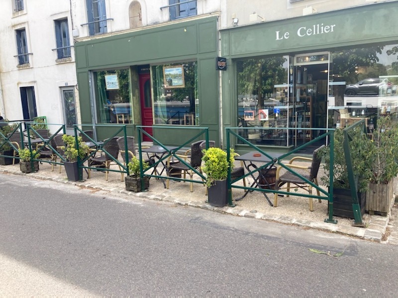 Immeuble avec local commercial et appartement