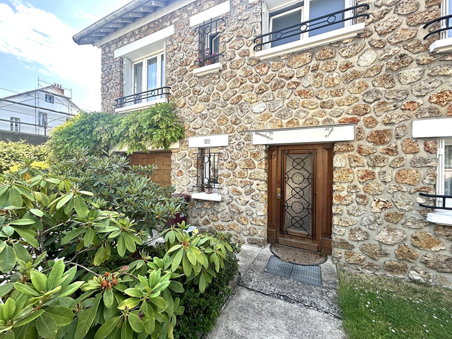 Photo MAISON 6 PIECES 150 m2 - 4 chambres + 1 pièce polyvalente - TERRAIN 365 m2 image 2/6