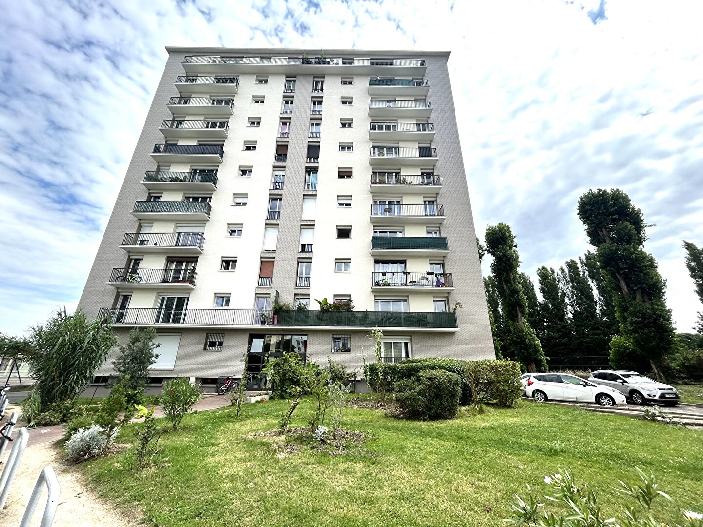 Photo APPARTEMENT 5 PIECES - 87 m2 - PROCHE CENTRE VILLE image 1/6