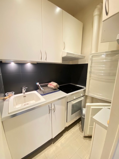 Photo Beau 2 pièces traversant / Rez-de-chaussée sur cour, calme et lumineux /Villa Damrémont ! image 2/6