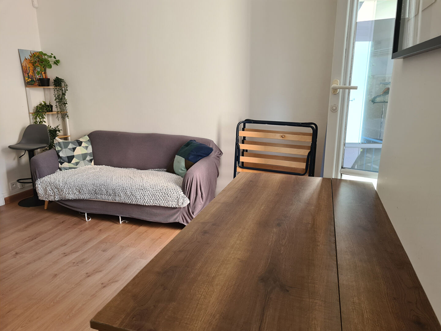 Grand studio à deux pas du square Violet et de la rue du Commerce.