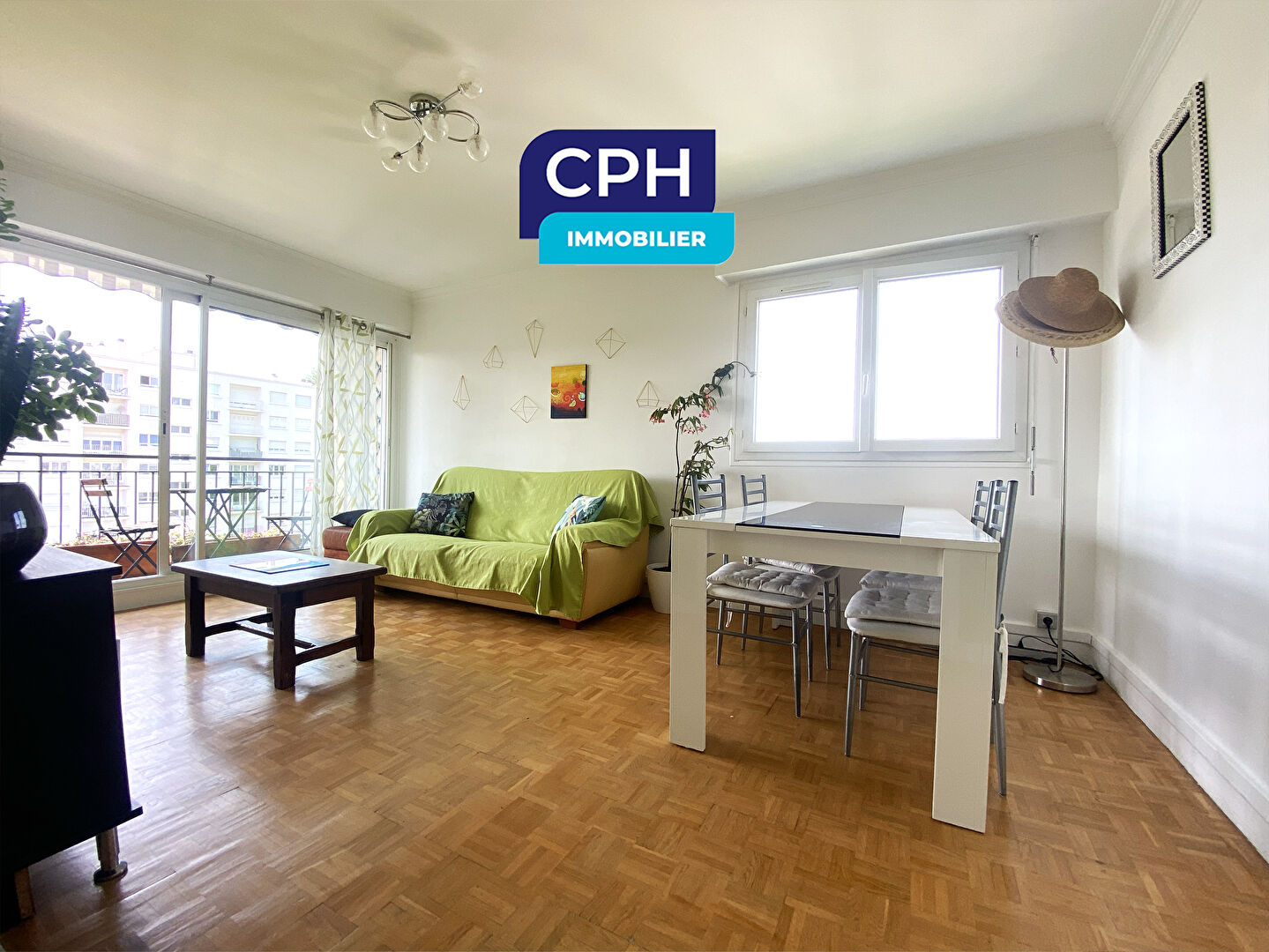 Photo F3 en parfait état au Dernier étage à Chatillon avec extérieures et vue sur Paris image 2/6