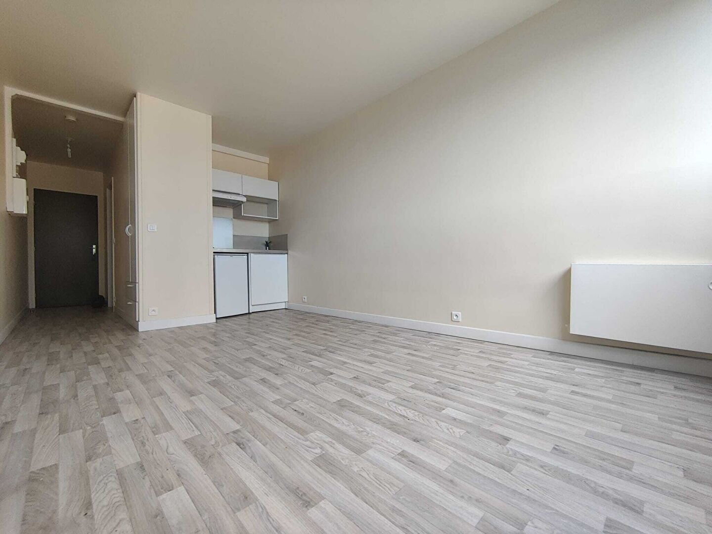 Courbevoie La Défense - Métro Esplanade - Vue sur Tour Eiffel