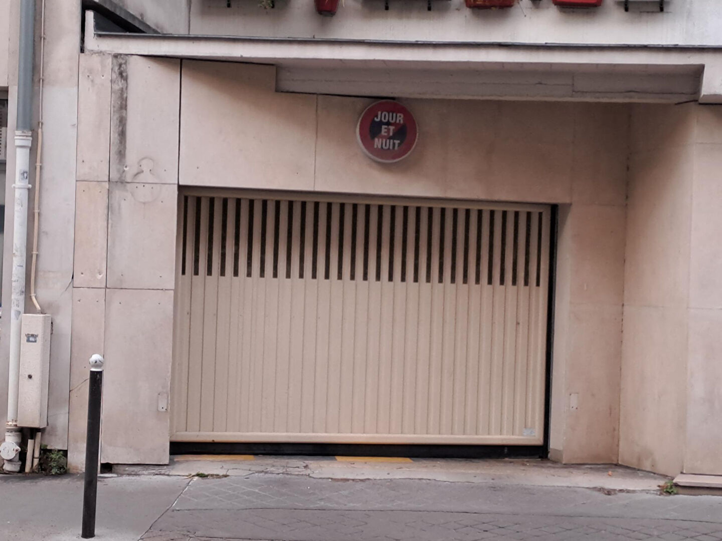 Photo Un Lot de 11 emplacements de parkings en sous-sol.  Quartier Convention. image 2/6