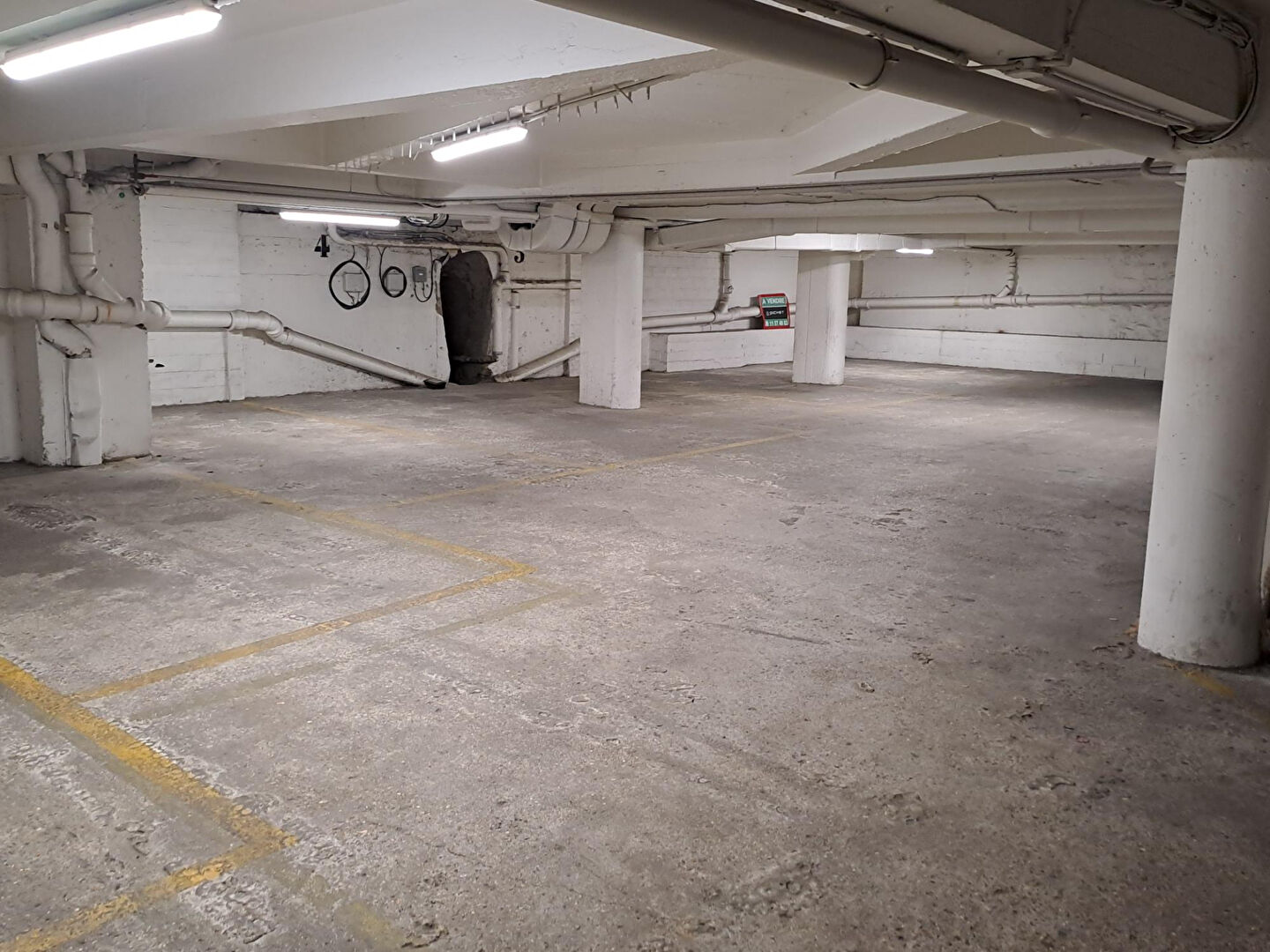 Photo Un Lot de 11 emplacements de parkings en sous-sol.  Quartier Convention. image 3/6