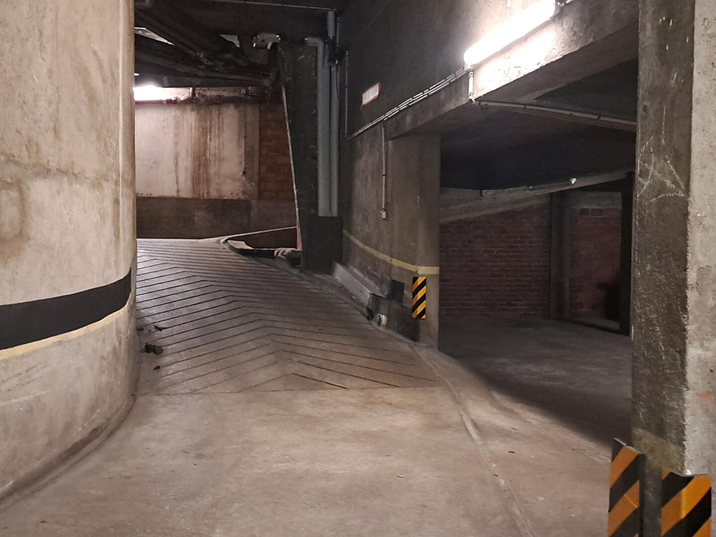 Photo Un Lot de 11 emplacements de parkings en sous-sol.  Quartier Convention. image 4/6