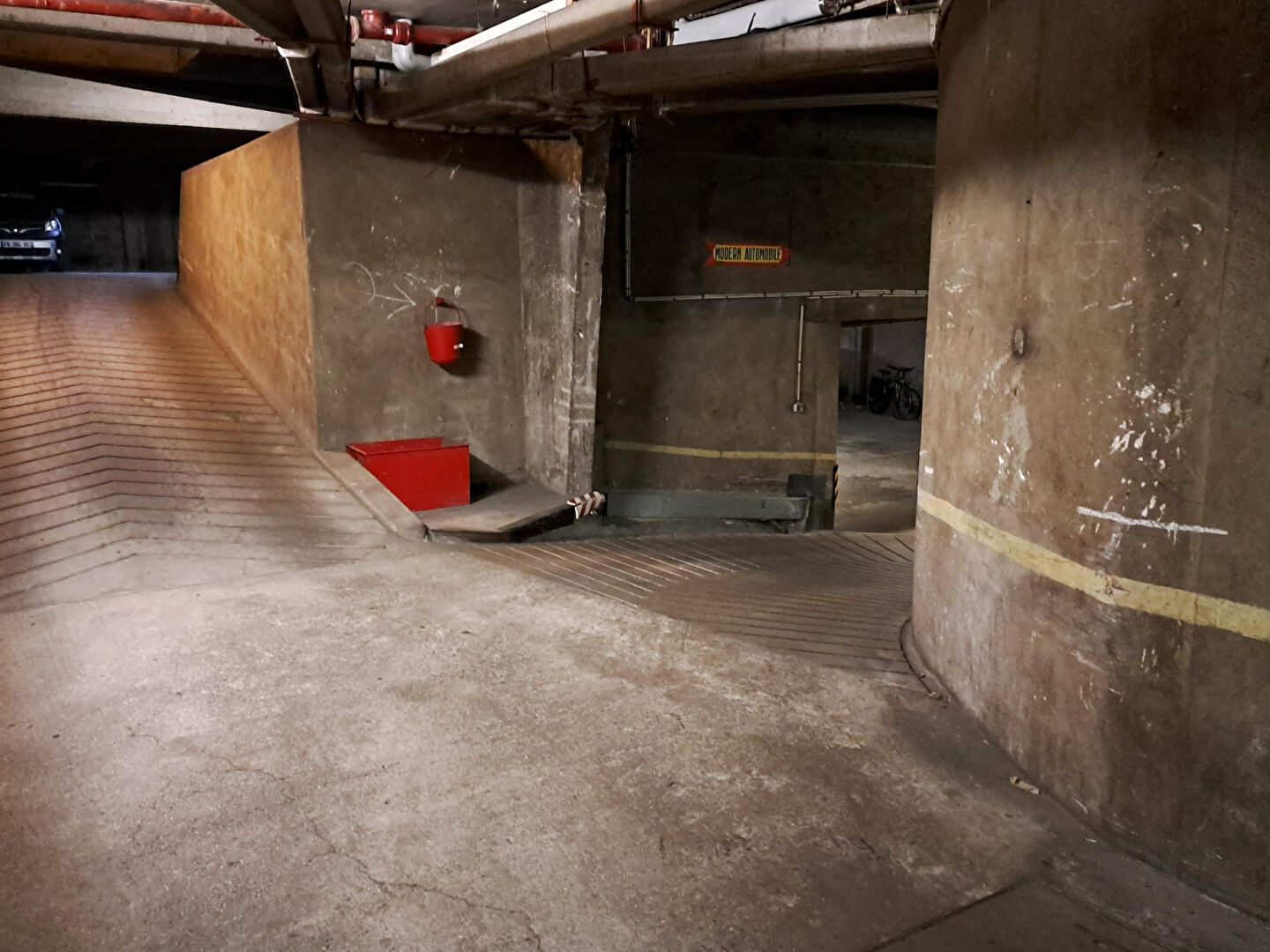 Photo Un Lot de 11 emplacements de parkings en sous-sol.  Quartier Convention. image 6/6